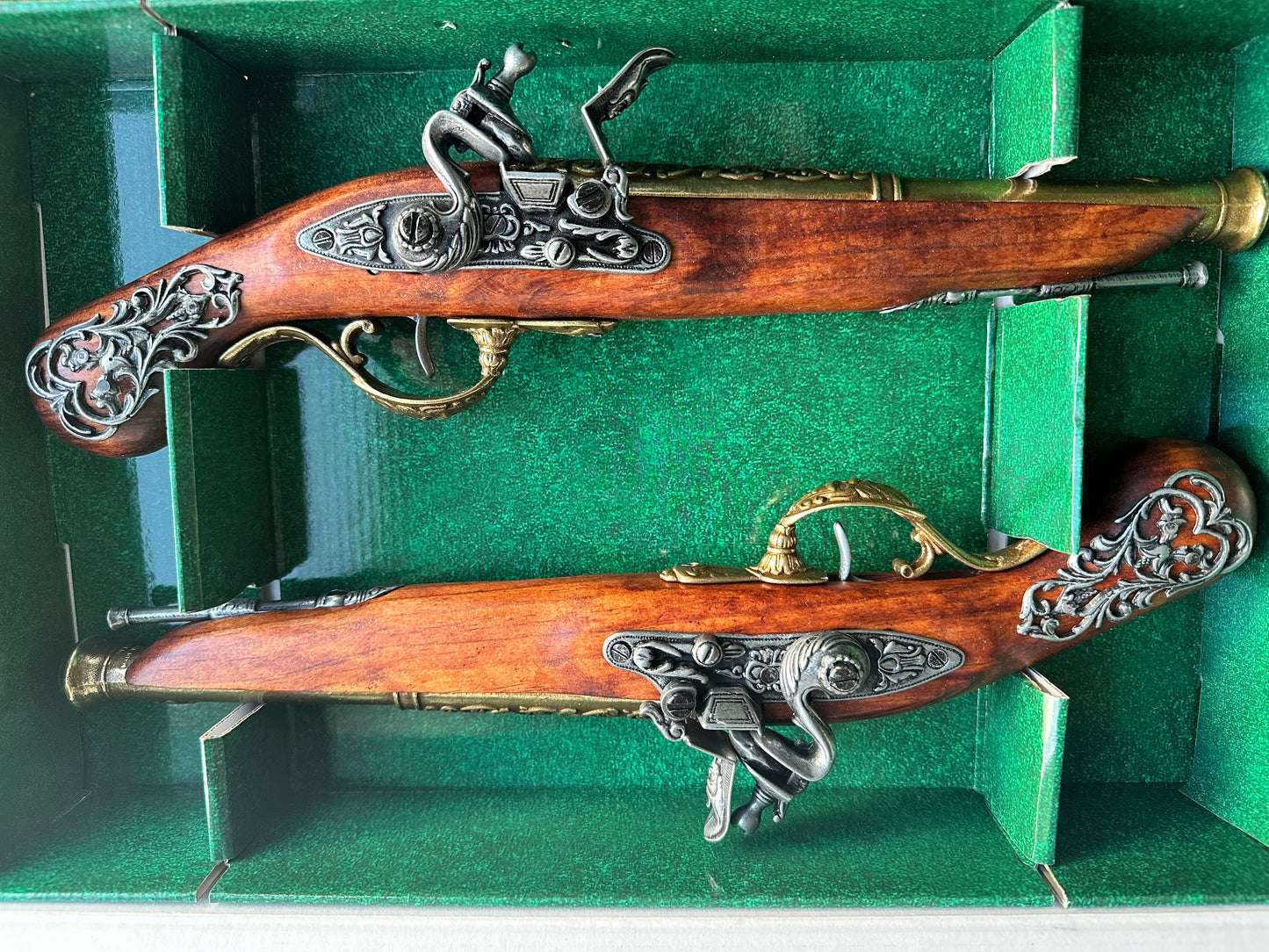 Set of 2 18th Century Deluxe Deuling Flintlock Pistols in Gift/Presentation Box