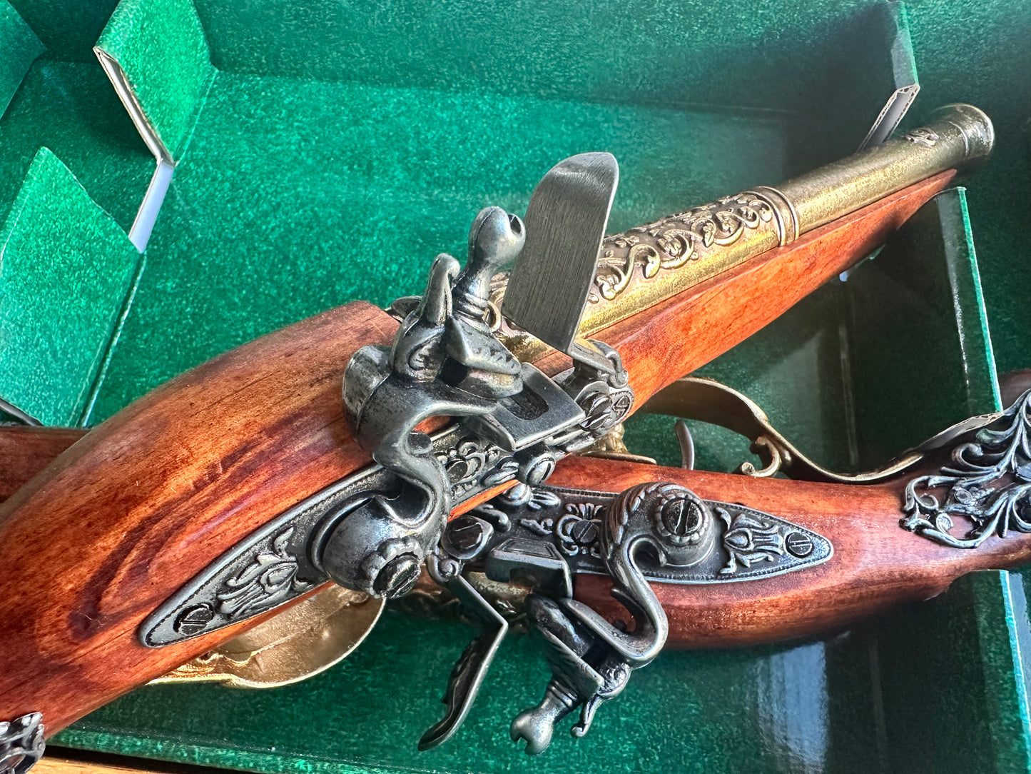 Set of 2 18th Century Deluxe Deuling Flintlock Pistols in Gift/Presentation Box