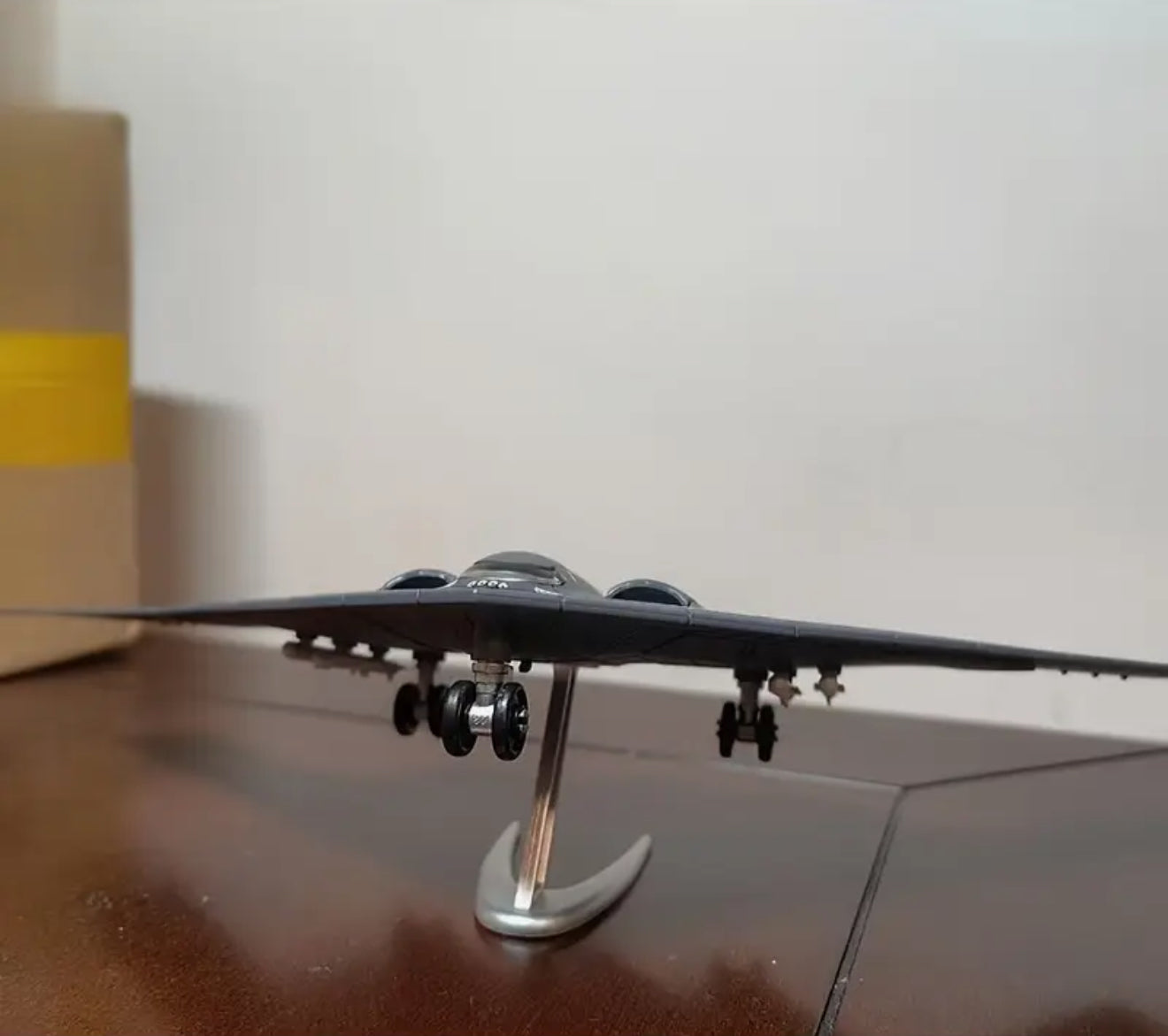 1:200 USAF B2 Stealth Bomber Die-Cast Aircraft Model On Stand
