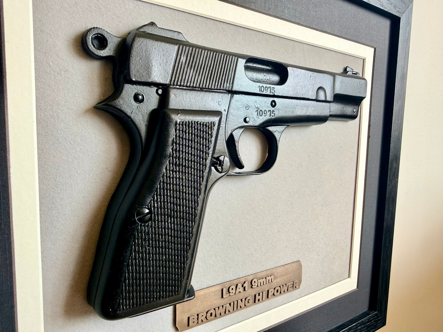 1:1 British Army L9A1 Browning hi-power resin pistol framed wall hanger