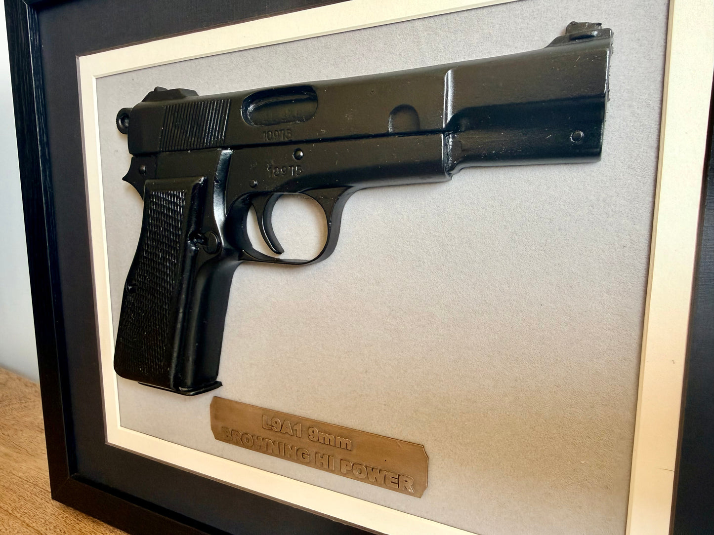 1:1 British Army L9A1 Browning hi-power resin pistol framed wall hanger