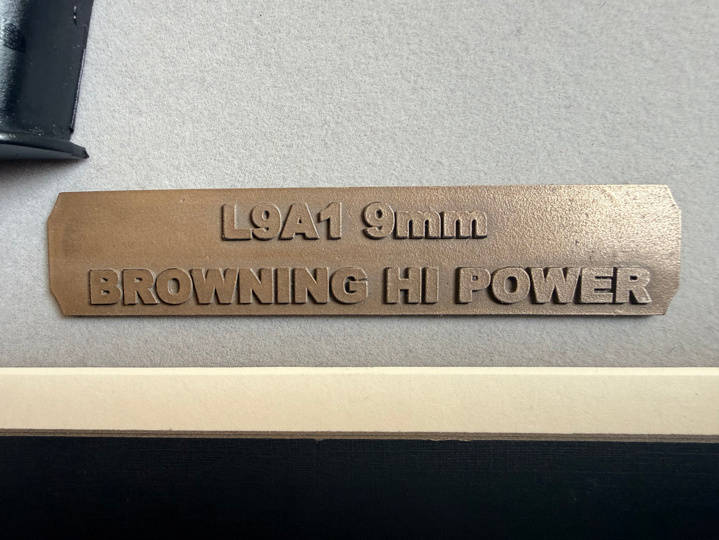 1:1 British Army L9A1 Browning hi-power resin pistol framed wall hanger